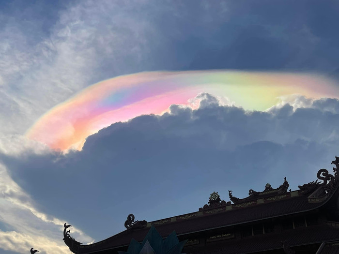 Chuyên gia lý giải chòm mây ngũ sắc siêu đẹp xuất hiện trên bầu trời TP.HCM Ảnh 5