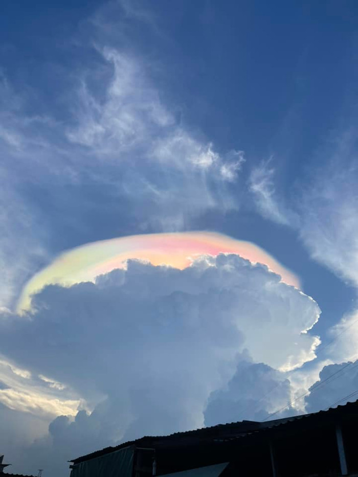 Nhiều người dân ở Sài Gòn tỏ ra thích thú khi được ngắm nhìm đám mây màu sắc