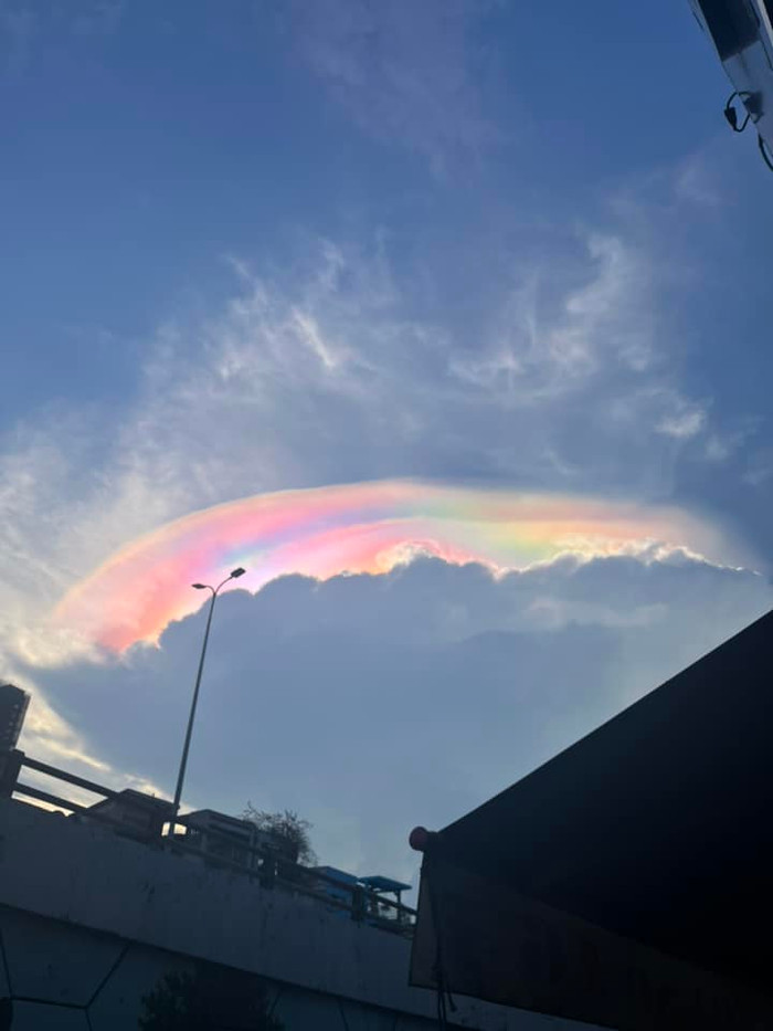 Chuyên gia lý giải chòm mây ngũ sắc siêu đẹp xuất hiện trên bầu trời TP.HCM Ảnh 8