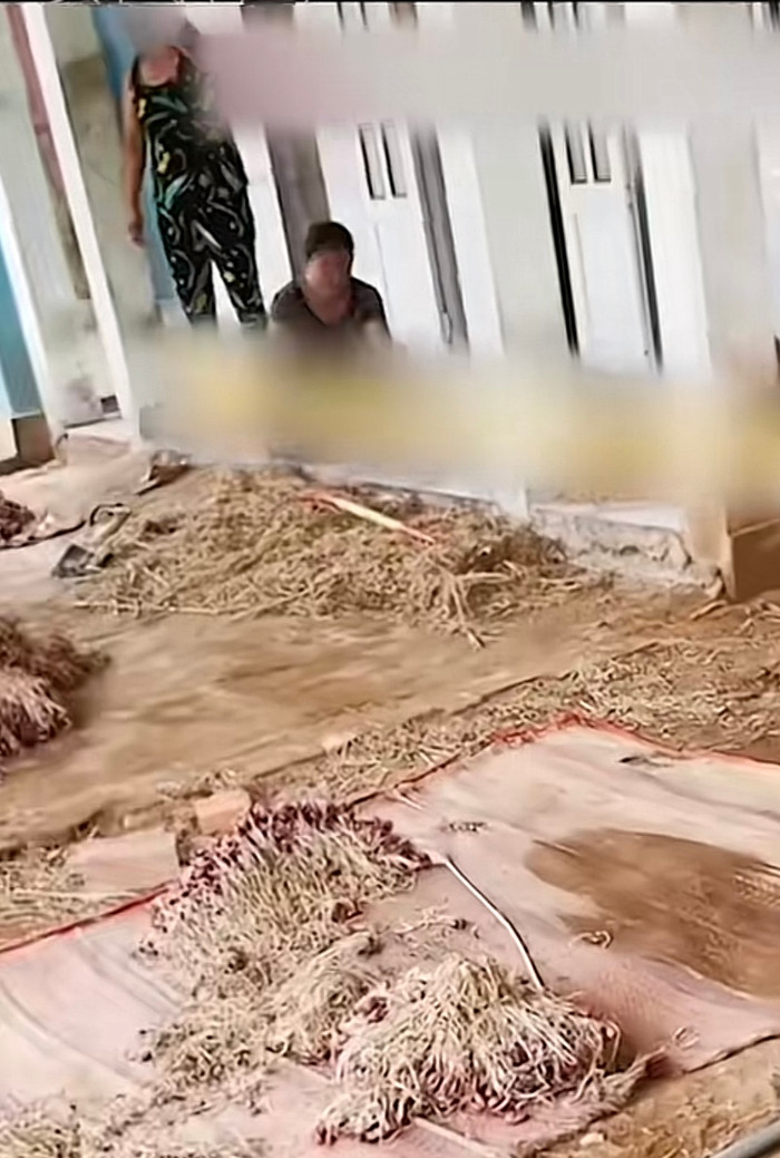 Vị phụ huynh lớn tiếng chửi bới anh shipper vì cho rằng con mình còn nhỏ, không biết gì.