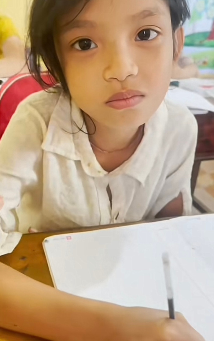 Đôi mắt ngây thơ, hồn nhiên của cô học trò nhỏ khiến người xem không khỏi xót xa.
