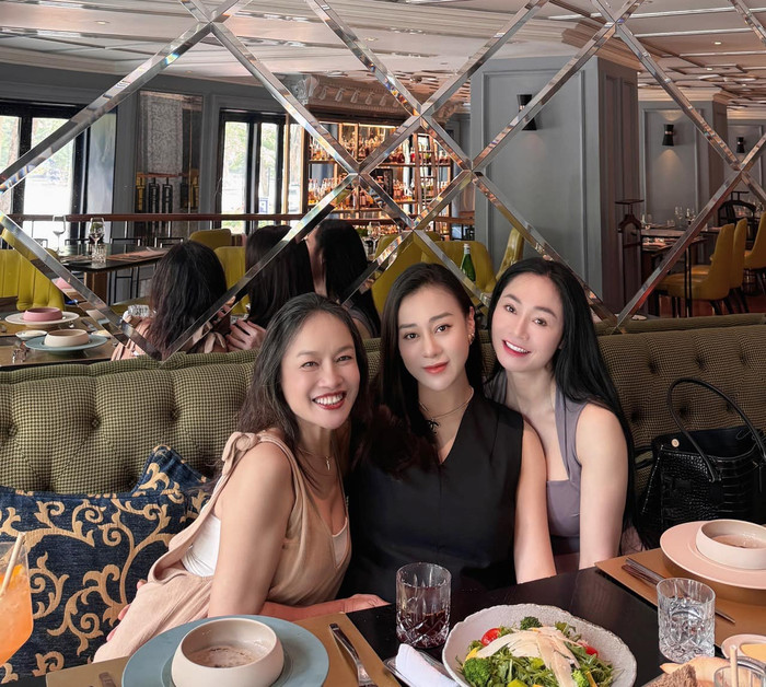 Nữ diễn viên có mối quan hệ thân thiết với Phương Oanh, cả hai thường xuyên tương tác và gặp gỡ, không ngần ngại xưng hô 'mẹ - con' sau ba năm cùng đóng phim Hương vị tình thân. Ảnh: FBNV