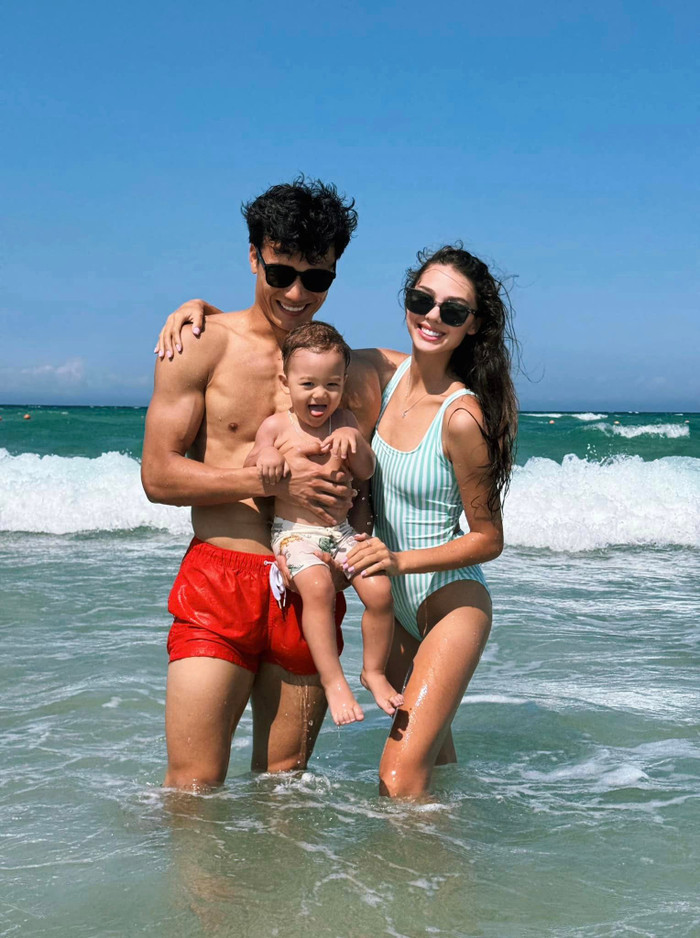 Bùi Tiến Dũng khi có thời gian rảnh đều chủ động đưa vợ Tây và con trai đi du lịch nghỉ dưỡng. Ảnh: FBNV