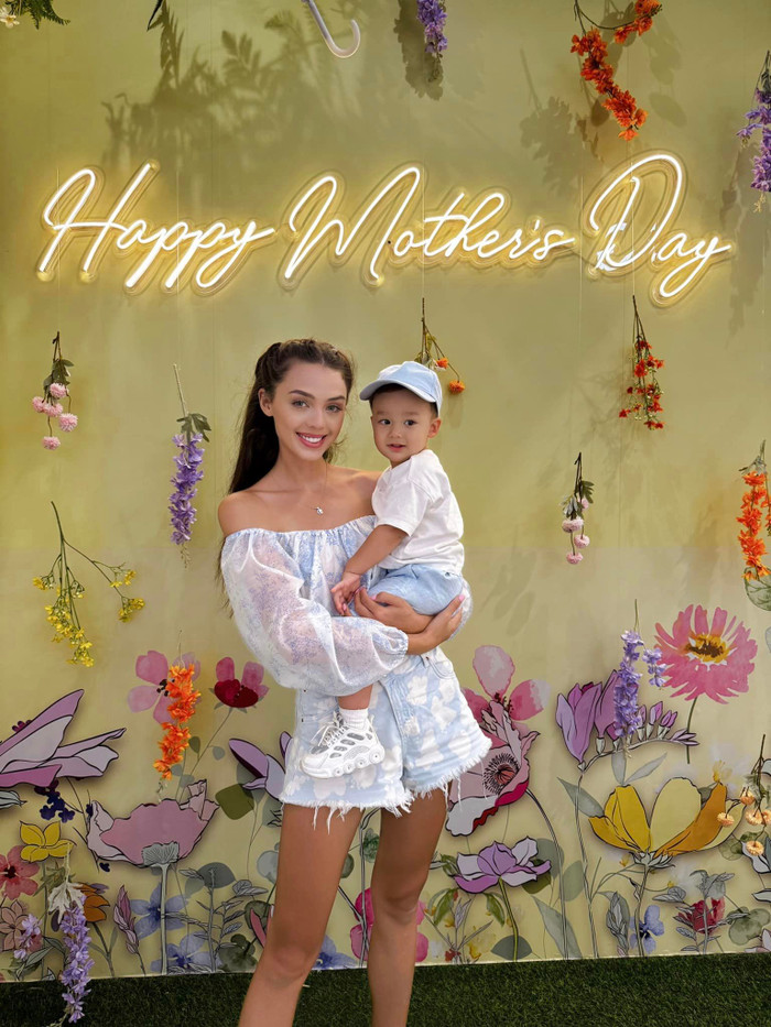 Bà xã Bùi Tiến Dũng vẫn chăm con, và nhận lời mời công việc khi đảm bảo thời gian. Ảnh: FBNV