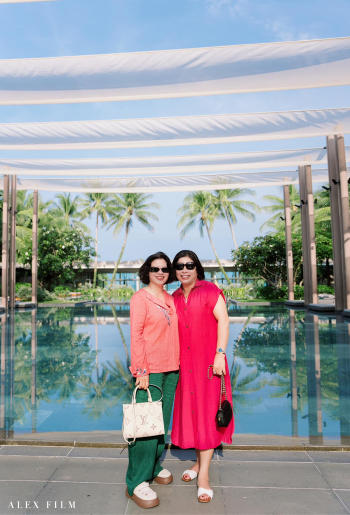 Mẹ ruột và mẹ vợ Quang Hải có gu thời trang rất thời thượng, không thua kém giới trẻ là bao.