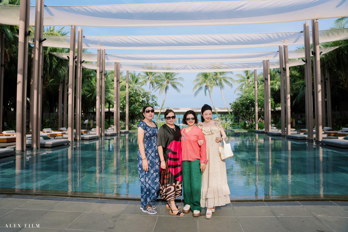 Chu Thanh Huyền thể hiện cử chỉ thân thiết bên mẹ chồng.