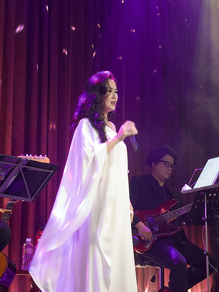 Võ Hạ Trâm tích cực đi hát trong thời gian mang bầu.