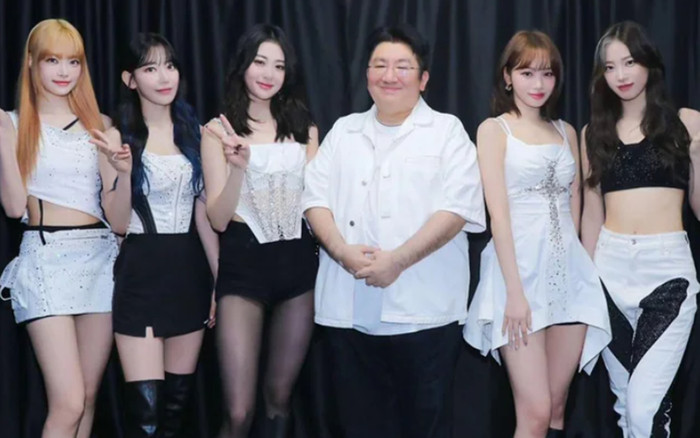 Bang Si Hyuk phớt lờ NewJeans nhưng lại 'cưng' LE SSERAFIM như 'trứng mỏng'? Ảnh 2