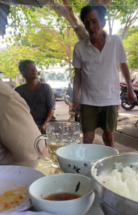 Thương Tín hốc hác, xanh xao, chống gậy liêu xiêu đến quán cơm.