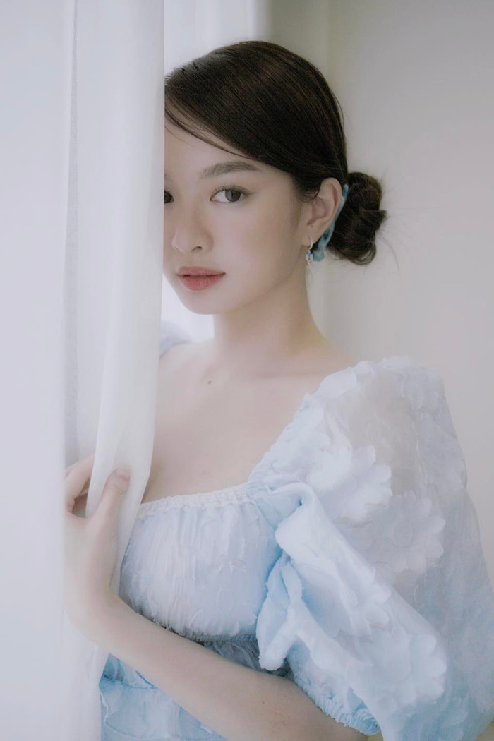 Kaity Nguyễn thường xuyên cập nhật những hình ảnh khoe khéo nhan sắc trong veo trên mạng xã hội. Loạt khoảnh khắc này được công chúng dành nhiều lời ngợi khen. Thậm chí, nếu đủ số đo về chiều cao, Kaity Nguyễn chắc hẳn sẽ được đề xuất dự thi một cuộc thi hoa hậu trong tương lai.