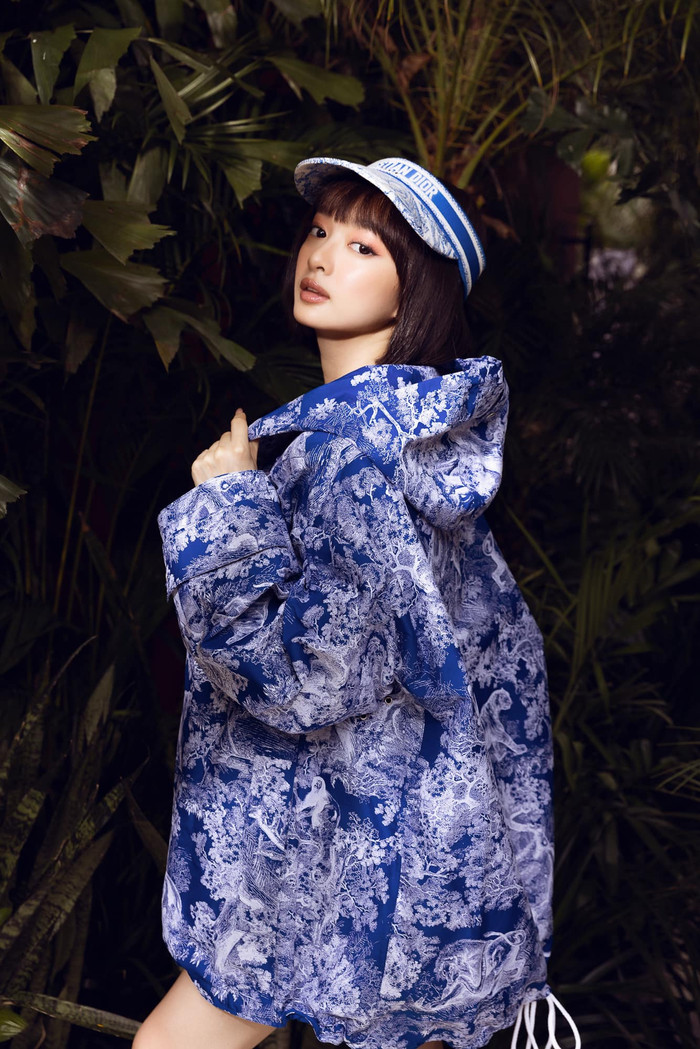 Ở những tạo hình đậm tính thời trang, Kaity Nguyễn cùng dễ dàng hoá thân. Gương mặt của nữ diễn viên được đánh giá có thể biến hoá đa dạng ở nhiều phong cách khác nhau.