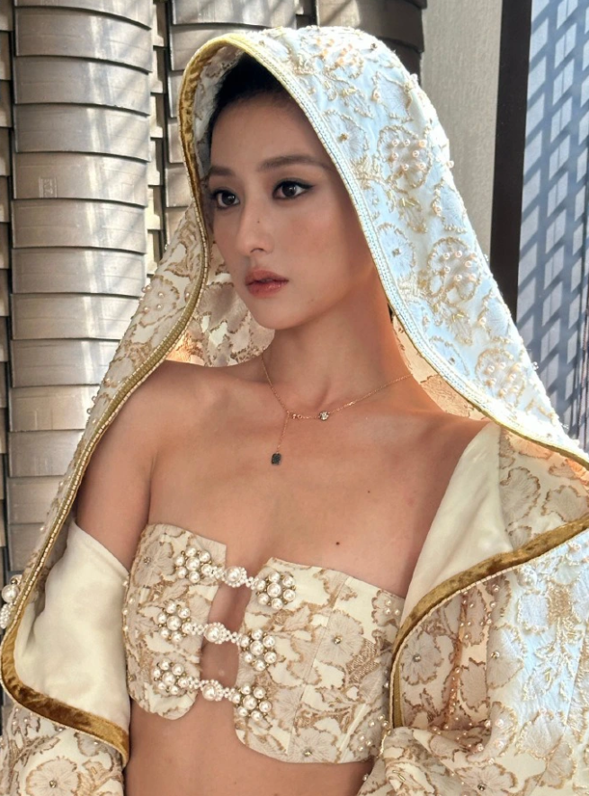 Việc dính vào tai tiếng lộ clip nóng mới đây đã khiến danh tiếng của Hồ Liên Hinh hủy hoại hoàn toàn, sự nghiệp đứng trên bờ vực sụp đổ. 