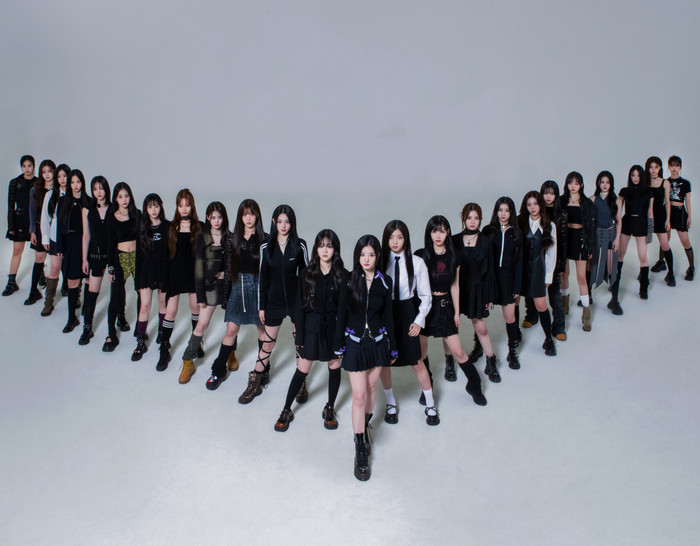 tripleS là nhóm nhạc nữ đông dân nhất trong lịch sử Kpop. 