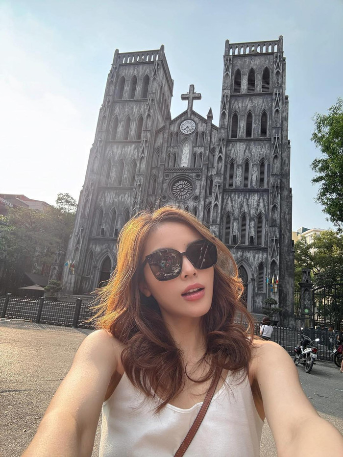 Kỳ Duyên khoe sắc rạng ngời trong chuyến đi chơi tại Hà Nội.