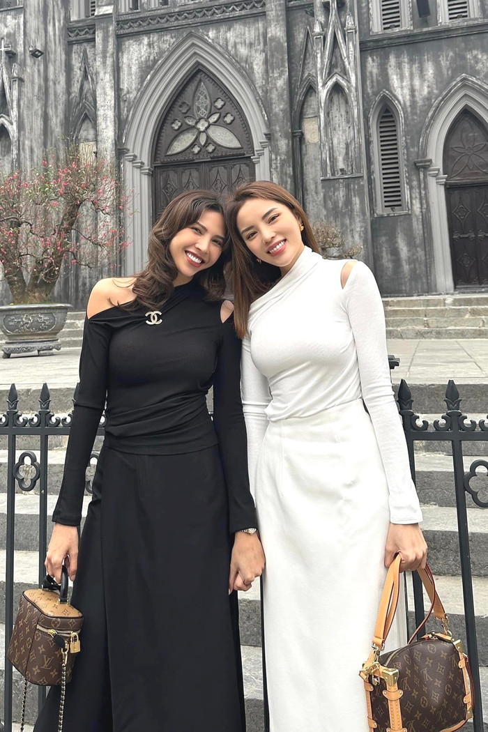 Kỳ Duyên - Minh Triệu từng nắm chặt tay check-in tại Nhà thờ Lớn, Hà Nội.