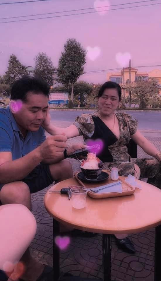 Cô gái cho hay, ba mẹ dù đã cưới nhau nhiều năm nhưng vẫn lãng mạn như lúc ban đầu. Ảnh: Bé Quyên