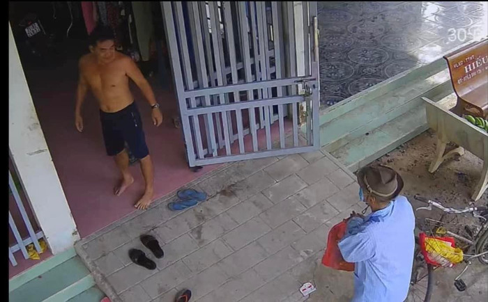 Cô gái chia sẻ hình ảnh ông ngoại đạp xe sang thăm mẹ khi hay tin mẹ bị bệnh. Ảnh: Bé Quyên