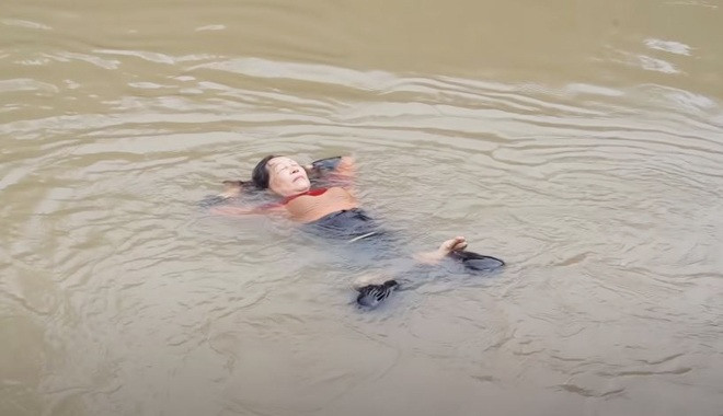 Người phụ nữ nằm thiền trên mặt nước