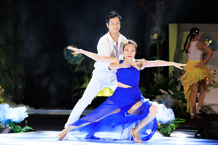 Trong bộ váy xanh với phần tà dài, Mỹ Tâm khiến công chúng mãn nhãn với màn thể hiện vũ đạo siêu cuốn hút, cứ ngỡ một vũ công thật thụ đang trình diễn.