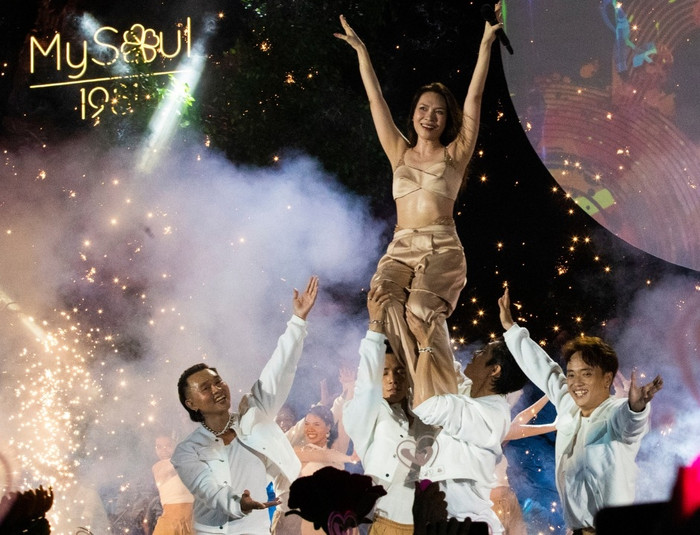 Mỹ Tâm khoe khéo vai trần thanh mãnh khi cởi bỏ chiếc áo khoác bên ngoài. Cô thực hiện màn vũ đạo 'cực cháy' dưới sự hò reo và vỗ tay của khán giả.