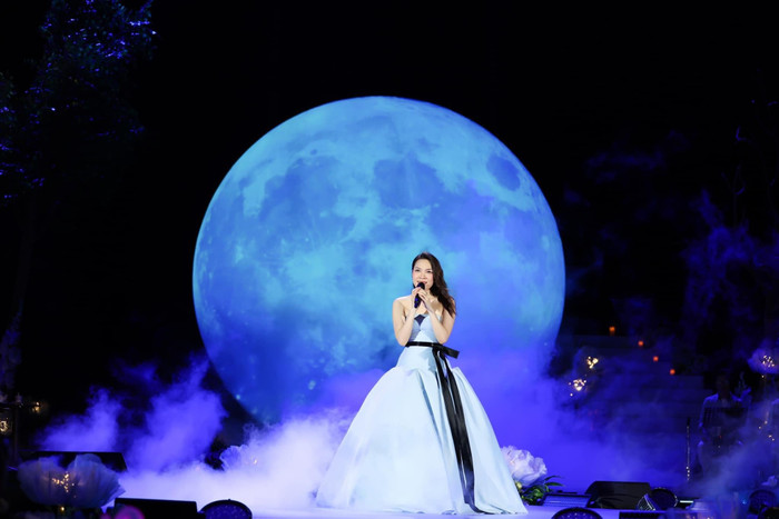 Nàng 'Họa Mi tóc nâu' được ví von như Cinderella khi diện cho mình một chiếc đầm xanh. Điểm nhấn của bộ trang phục nằm ở phần nơ đen dài được thắt gọn quanh eo Mỹ Tâm.