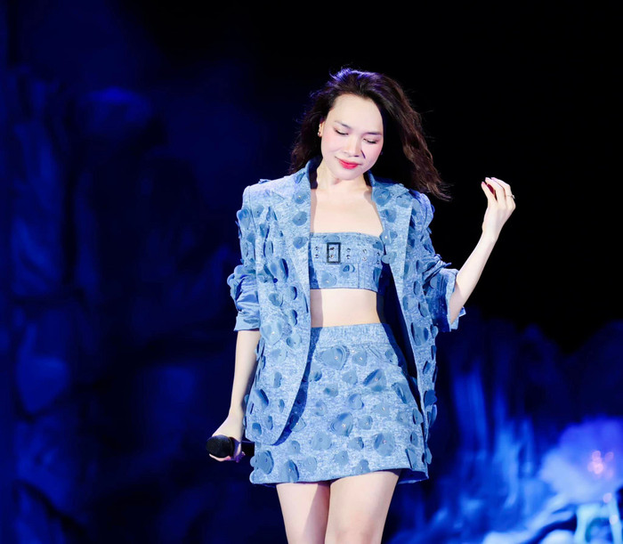 Vẫn là chiếc váy denim xanh nhưng lần này Mỹ Tâm đã kết hợp với áo vest cùng tông màu, kiểu dáng và chất liệu giúp tổng thể trở nên đồng bộ. Ngoài ra, việc diện một outfit toàn xanh lam đã giúp làn da của nữ ca sĩ dù đã trắng sáng, nay lại càng trắng sáng hơn.