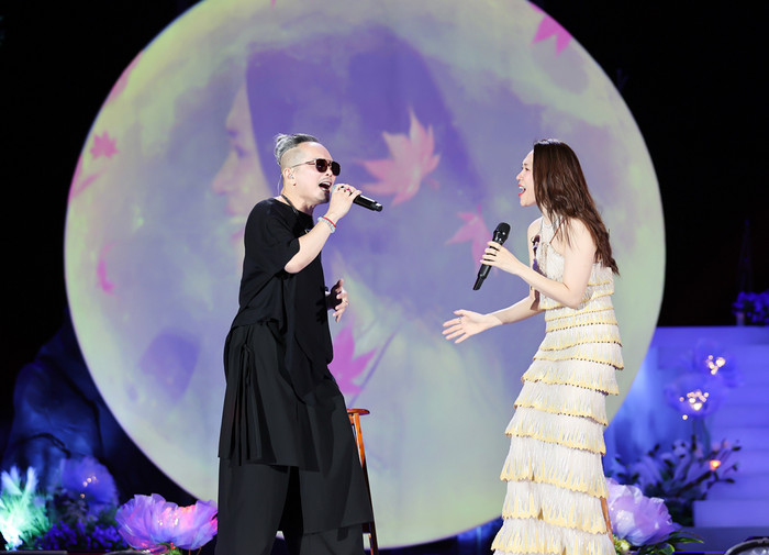 Mỹ Tâm thay đổi sang bộ váy xếp tầng với thiết kế trắng ngà xen lẫn những đường vàng ánh kim trông cực kỳ hút mắt. Nữ ca sĩ đã sử dụng bộ trang phục này cho màn song ca với ca sĩ khách mời Jimmii Nguyễn.