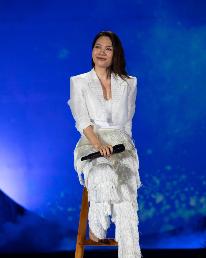 Vẫn outfit ấy nhưng Mỹ Tâm đã khoác thêm một chiếc áo vest lửng bên ngoài. Tuy khá đơn giản nhưng không thể phủ nhận item này trông cực kỳ bắt mắt.