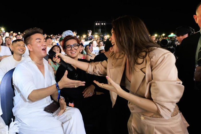 Mỹ Tâm trông cực kỳ cá tính với bộ vest nâu khi xuống giao lưu cùng khán giả đặc biệt Đàm Vĩnh Hưng.