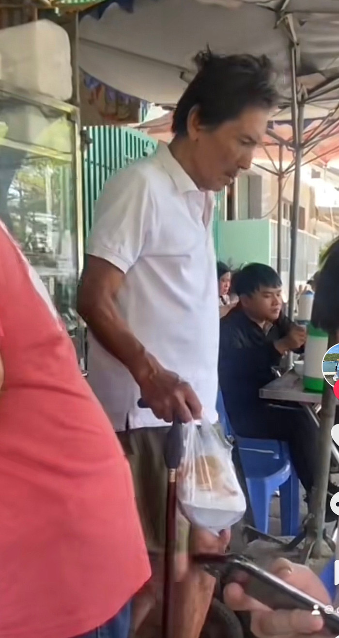 Lộ hình ảnh Thương Tín phải chống gậy khi di chuyển.