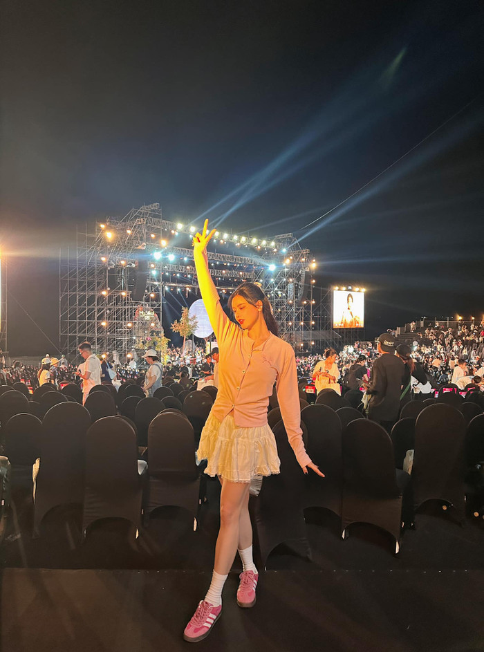 Trương Quỳnh Anh là một trong số những nghệ sĩ Việt có mặt tại Hồ Tràm để ủng hộ đêm nhạc của Mỹ Tâm. 