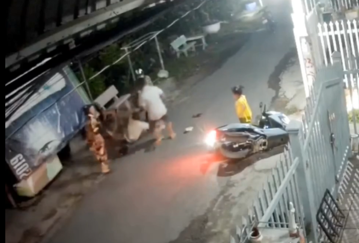 Clip 2 tên cướp táo tợn giật dây chuyền bị dân tóm gọn Ảnh 2