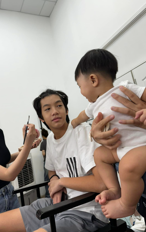 Quý tử Subeo ngày càng ra dáng 'anh cả' khi phụ giúp bố mẹ chăm sóc các em. 