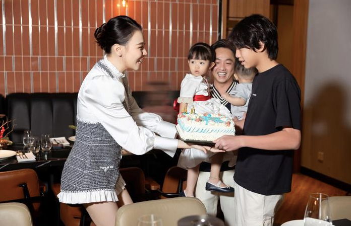 Cách đây không lâu, bé Subeo còn tự tay cầm bánh chúc mừng sinh nhật của Đàm Thu Trang. 