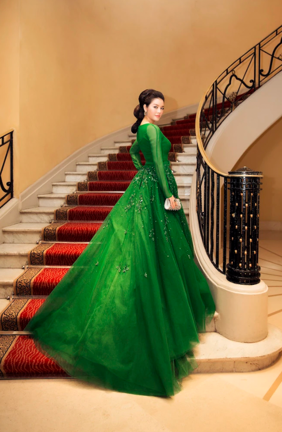 Cô luôn gây ấn tượng bởi loạt áo váy cầu kỳ, đắt đỏ.