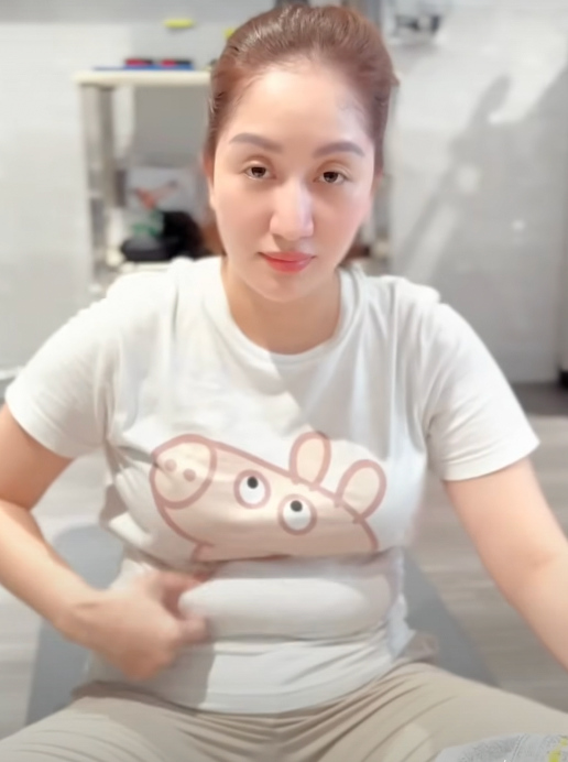 Khánh Thi từng khoe 'bé mỡ' trong một đoạn video sau khi luyện tập cùng ông xã. 