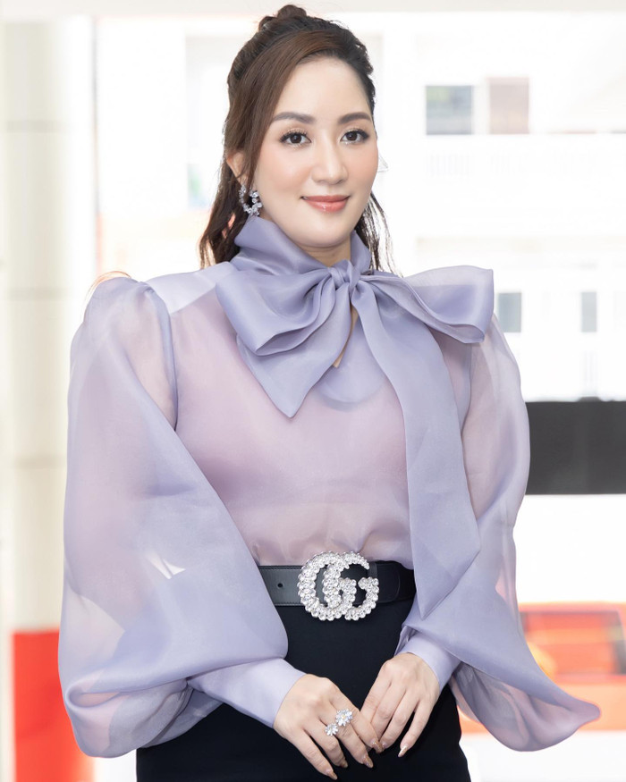 Khánh Thi đã thon gọn hơn thấy rõ nhưng phần bụng dưới vẫn khiến cô cảm thấy chưa tự tin. 