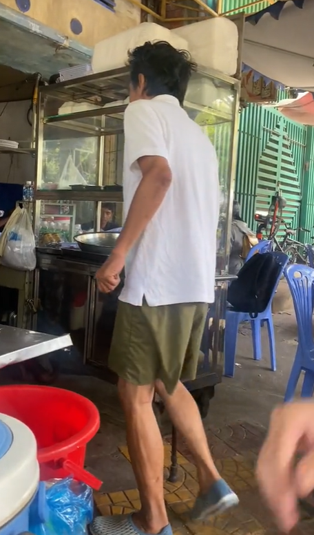 Nam diễn viên vang bóng một thời nay phải chống gậy di chuyển.