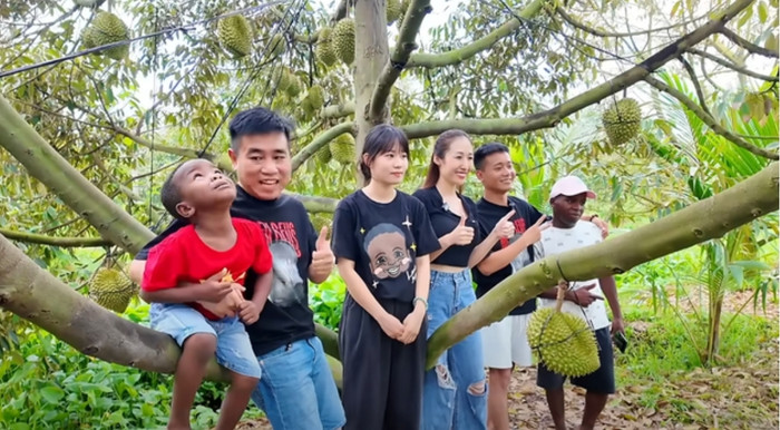 Lôi con cùng team châu Phi đi thăm vườn trái cây miền Tây