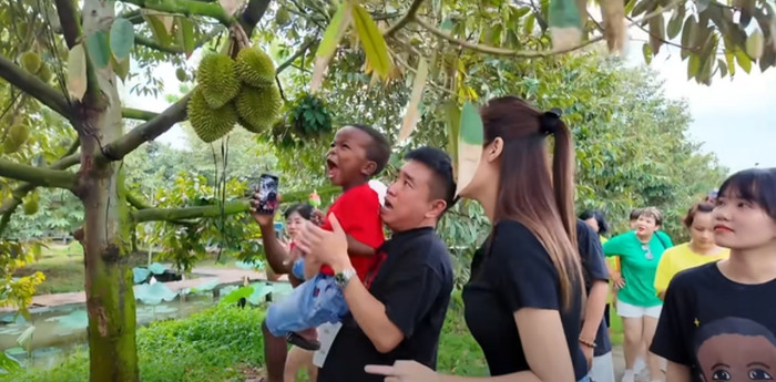 Ngửi mùi sầu riêng, Lôi con chê 'thúi quá'