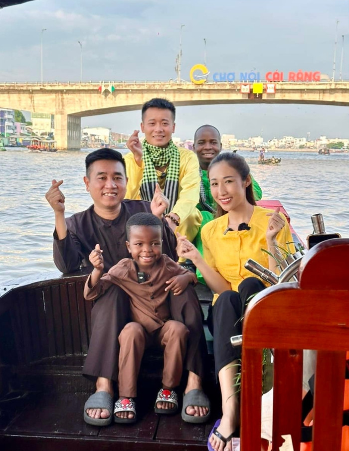 Lôi con mặc áo bà ba miền Tây