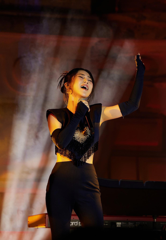 Hương Tràm kể chuyện bằng âm nhạc.