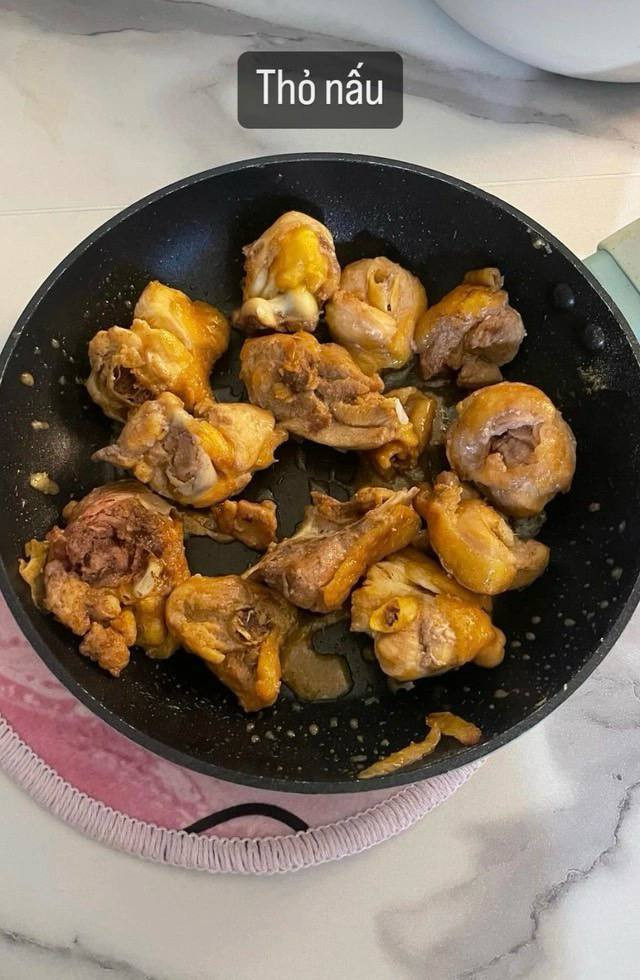Nam đạo diễn còn khoe món ăn do 'Thỏ nấu'.