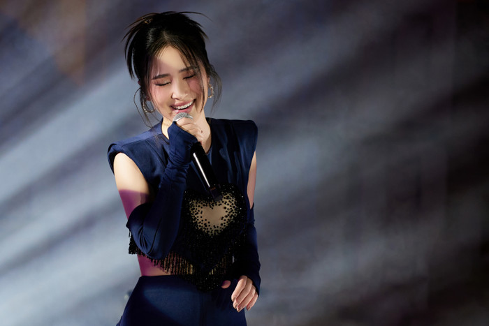 Sau sự cố bị hủy show phút chót vào tối qua do thời tiết xấu, Hương Tràm cùng ekip đã “đền bù” cho khán giả thủ đô một đêm nhạc thực sự “mãn nhãn, mãn tai” tối 13/5 tại khuôn viên Nhà hát lớn Hà Nội. 