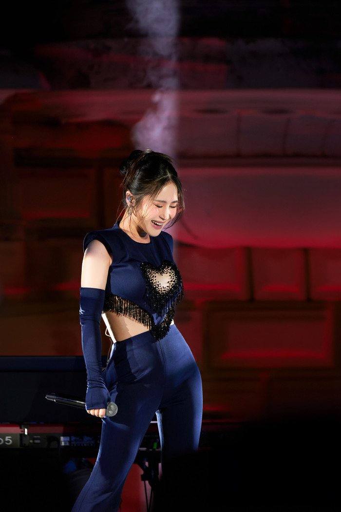 Mở màn phần diễn của mình, Hương Tràm thể hiện bản hit “Ngại ngùng”.