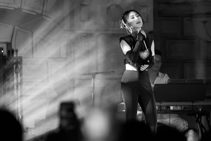 Nữ ca sĩ tiết lộ cô mất ngủ cả đêm vì sự cố huỷ show trước giờ diễn. 