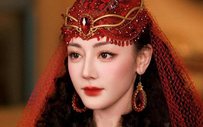 Nghi vấn Địch Lệ Nhiệt Ba sắp theo chân Dương Mịch rời công ty quản lý Ảnh 2