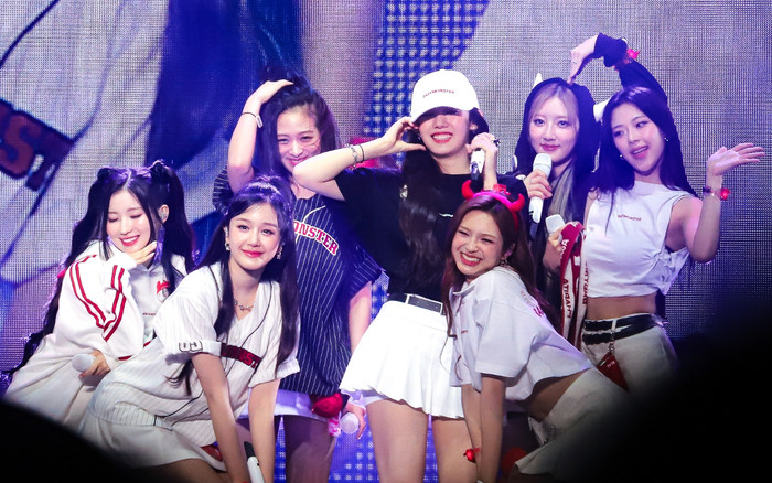 Thành viên BABYMONSTER gặp sự cố trên sân khấu, phản ứng gây xôn xao Ảnh 2