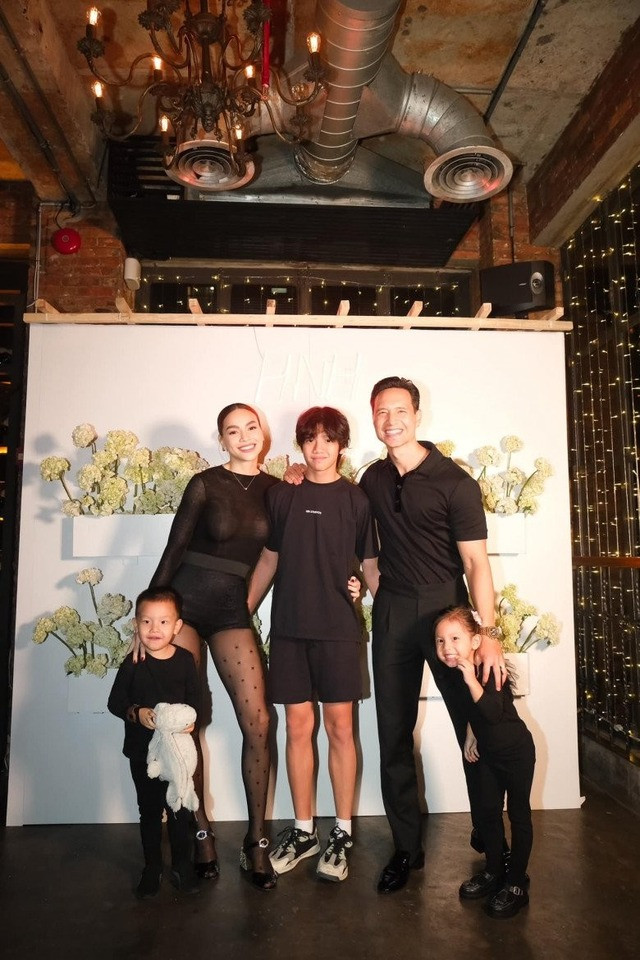 Không chỉ được khen ngợi về ngoại hình, Subeo còn được nhận xét tích cực về tính cách khi luôn giữ thái độ tốt với vợ mới của bố (Đàm Thu Trang) và bạn trai của mẹ (Kim Lý).