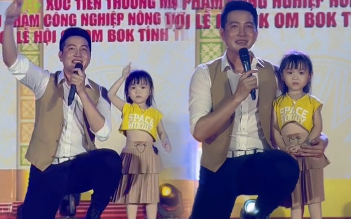 'Nam thần' nổi tiếng một thời đi hát hội chợ, khán giả nhí lên sân khấu múa phụ họa Ảnh 2